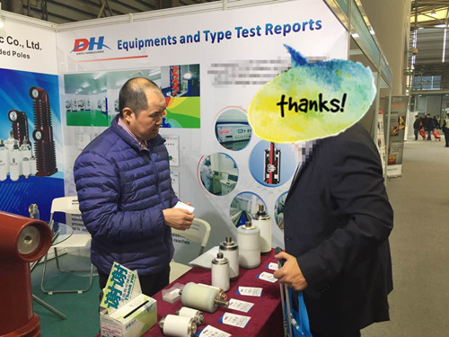 1513132927200946.jpg 羅總正在為客戶講解產(chǎn)品.jpg